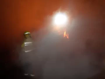 Se les incendió el fondo y los Bomberos Voluntarios les salvaron la vivienda