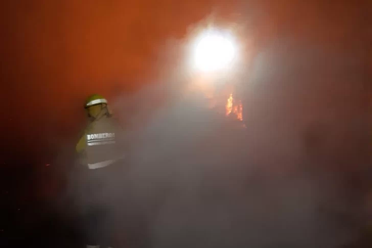 Se les incendió el fondo y los Bomberos Voluntarios les salvaron la vivienda