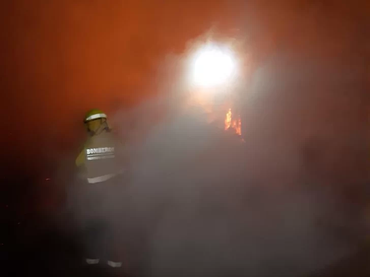 Se les incendió el fondo y los Bomberos Voluntarios les salvaron la vivienda