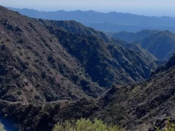 Trabajan para controlar un incendio en sierras de Valle Fértil