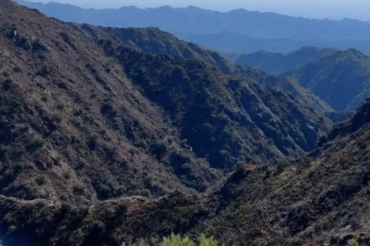 Trabajan para controlar un incendio en sierras de Valle Fértil