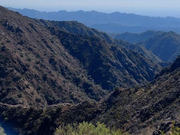 Trabajan para controlar un incendio en sierras de Valle Fértil