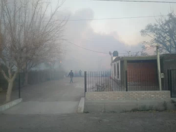 Enorme operativo por un incendio de pasturas en medio del viento: hay casas en riesgo