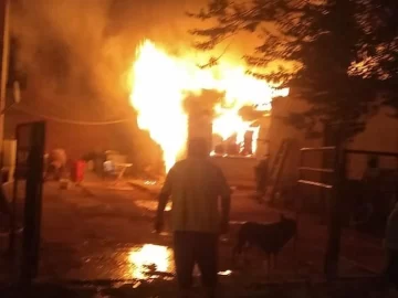 Oyó una explosión y vio el incendio de su galpón: perdió dos vehículos