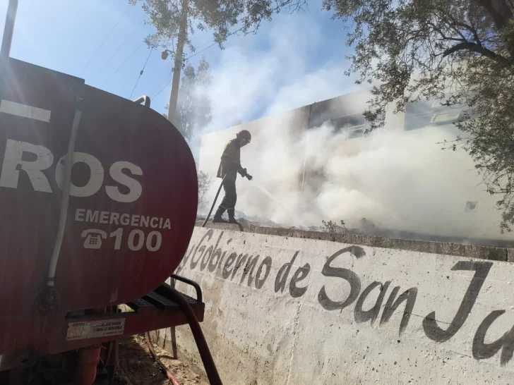 Comenzó un incendio en una escuela por arrojar un alambre a los cables de media tensión