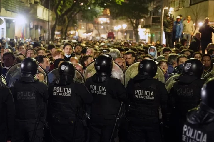 Cristina acusó “represión” frente a su casa y acusó a Larreta de “ser Macri”