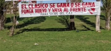 Hinchas de Independiente presionaron a los jugadores con una bandera