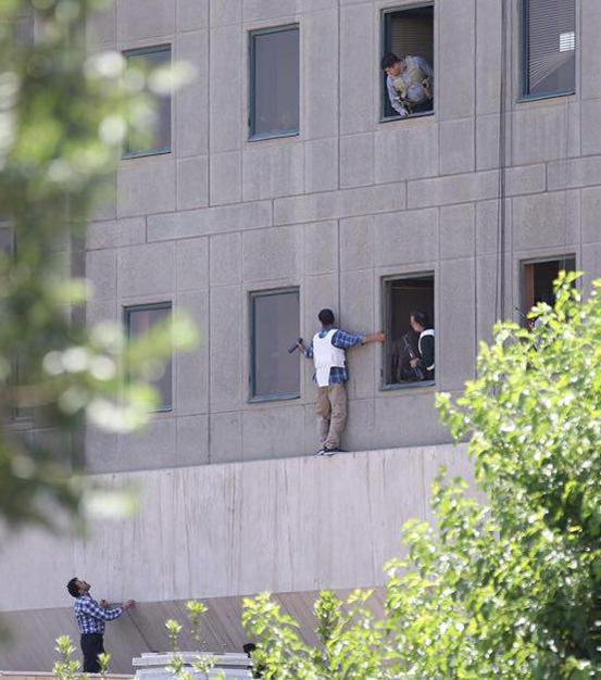 Hombres armados irrumpen a los tiros en el Parlamento de Irán: hay al menos 7 muertos