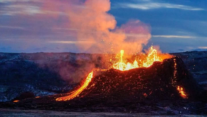 Islandia vive la erupción volcánica más larga desde hace 60 años