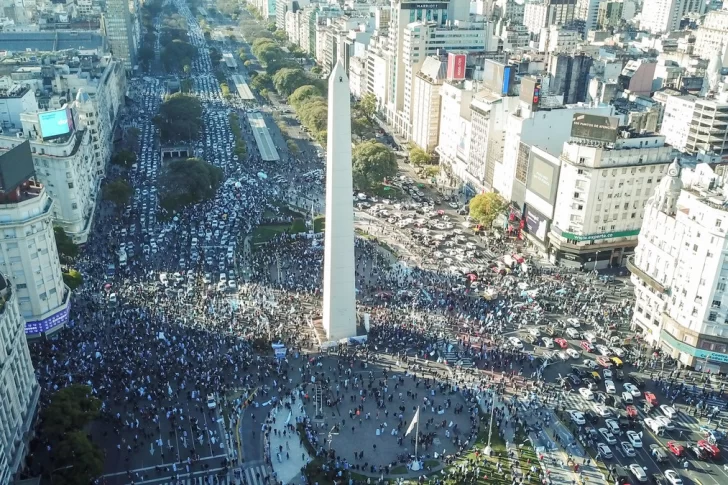 Banderazo multitudinario y caravanas en todos el país contra Alberto y Cristina