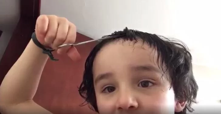 Furor en las redes por el video de un niño que se cortó el pelo solo