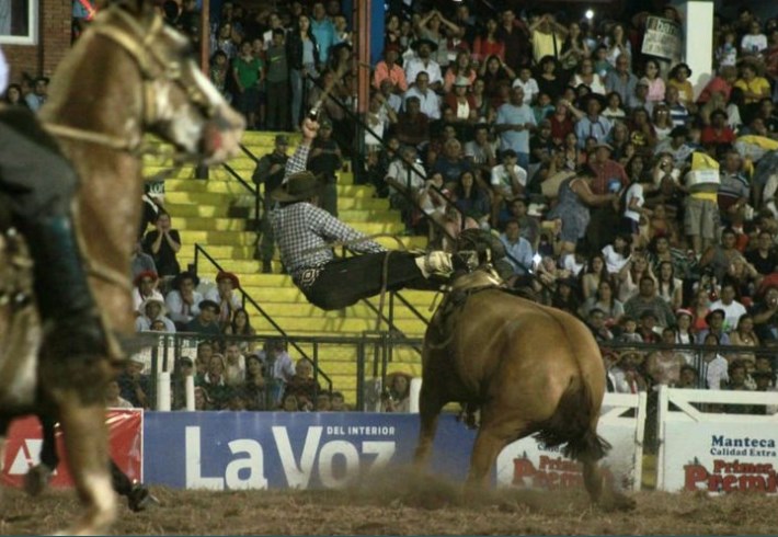 Un jinete, grave luego de ser aplastado por su caballo en el festival de Jesús María