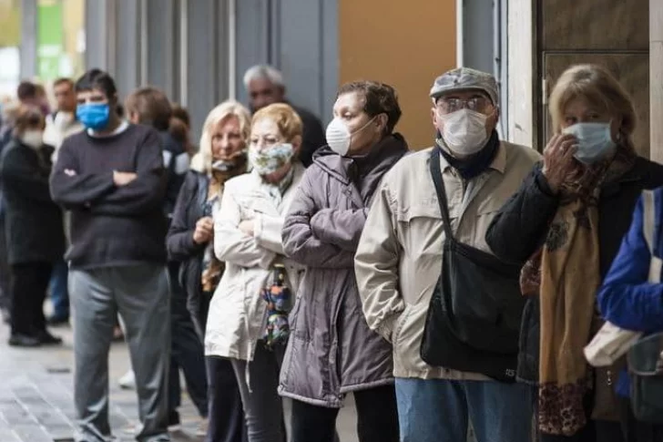 Aumentan las jubilaciones y pensiones 15,53% y otorgarán tres bonos de $7.000