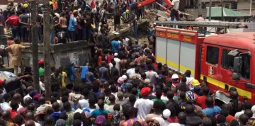 Al menos 12 muertos y 100 atrapados tras el derrumbe de una escuela en Nigeria