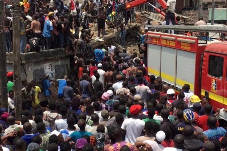 Al menos 12 muertos y 100 atrapados tras el derrumbe de una escuela en Nigeria