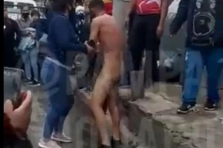 [Video] Vecinos detuvieron a un ladrón de un celular y lo dejaron desnudo a golpes