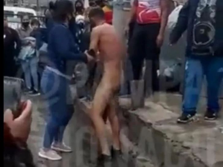 [Video] Vecinos detuvieron a un ladrón de un celular y lo dejaron desnudo a golpes