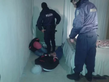 Entraron ladrones cuando dormía y se escondió debajo de la cama hasta que se fueron