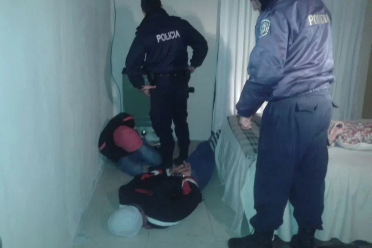 Entraron ladrones cuando dormía y se escondió debajo de la cama hasta que se fueron