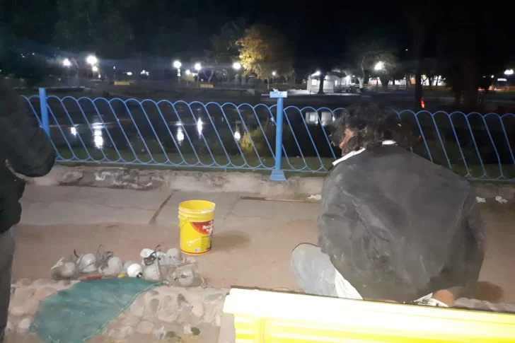 Aprovechó la cuarentena para desinstalar e intentar robar luces de las fuentes del Parque de Mayo