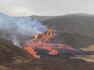 Un río de lava fluye en Islandia por la erupción de un volcán por primera vez en 800 años