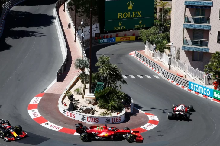 Leclerc consigue la primera “pole position” en su país y luego protagoniza un duro accidente