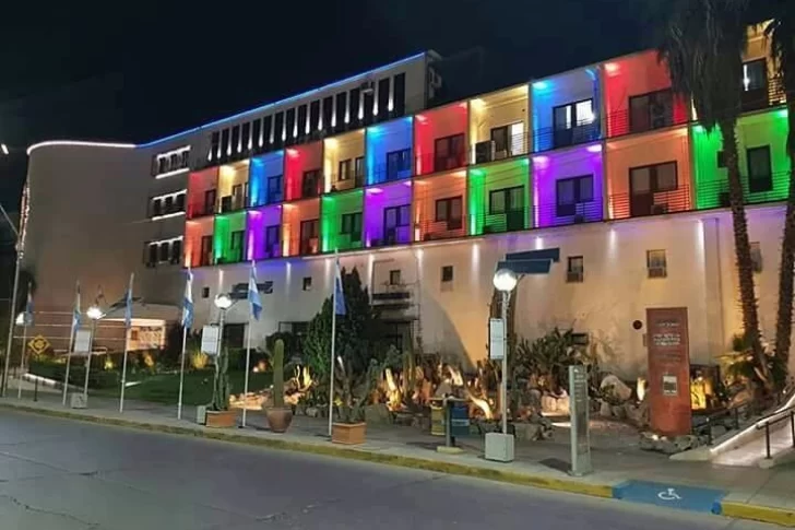 La bandera del orgullo gay, en el Centro Cívico y las paredes de la Legislatura