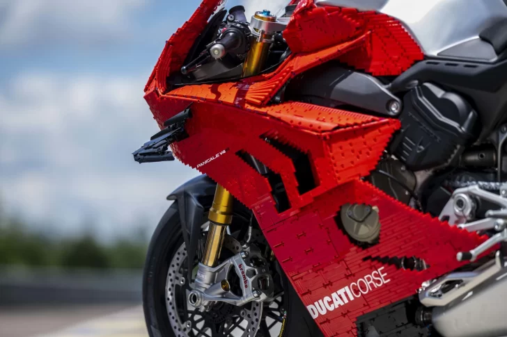 Construye una moto Ducati con 15.000 ladrillos de Lego