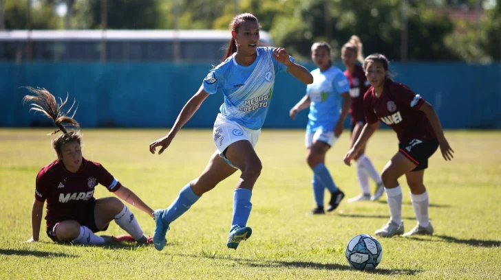 Mara Gómez debutó en Villa San Carlos y protagonizó una jornada histórica para el fútbol argentino