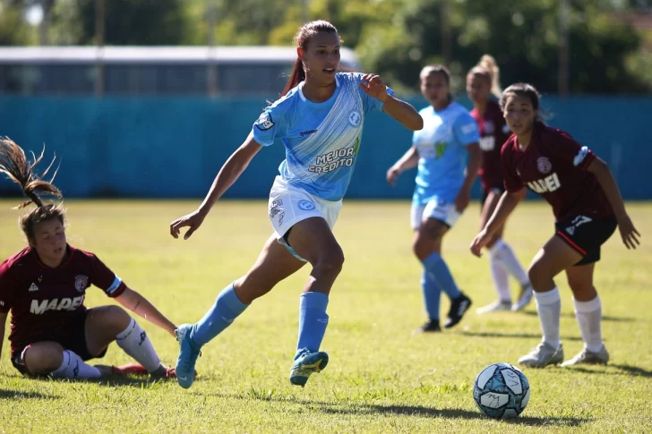 Mara Gómez debutó en Villa San Carlos y protagonizó una jornada histórica para el fútbol argentino