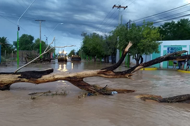 Los consejos y teléfonos a tener en cuenta en medio del alerta por tormentas aún vigente