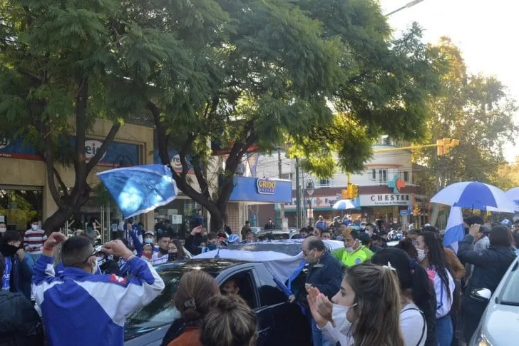 Imputaron a 12 hinchas del Tomba por violar la cuarentena en la despedida del Loco Julio