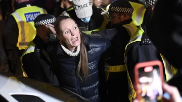 Detuvieron a más de 100 personas en Londres durante una protesta contra el confinamiento