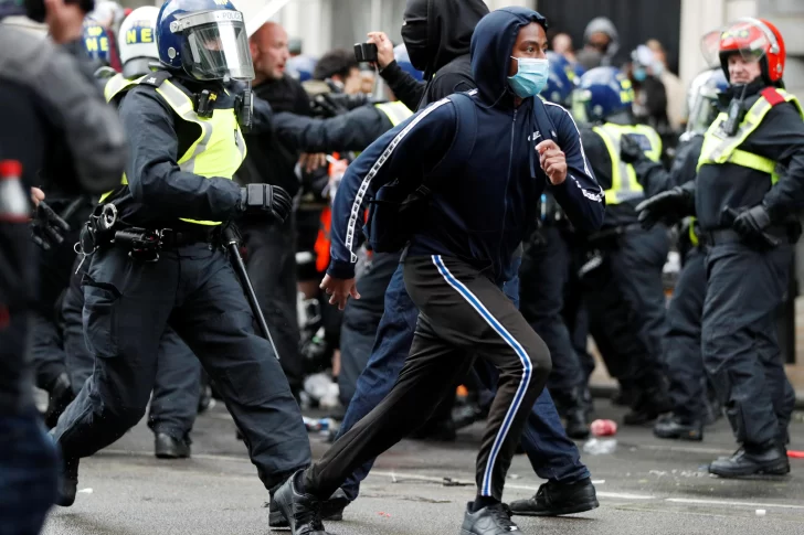 Hirieron a más de 20 policías en Londres durante las marchas contra el racismo