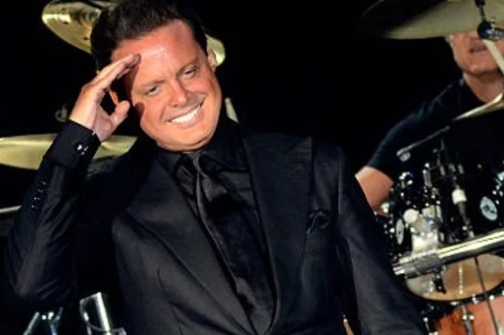 Luis Miguel recibe los 50 años solo, lejos de su familia y confinado en un yate