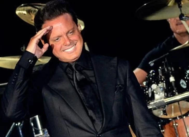 Luis Miguel recibe los 50 años solo, lejos de su familia y confinado en un yate