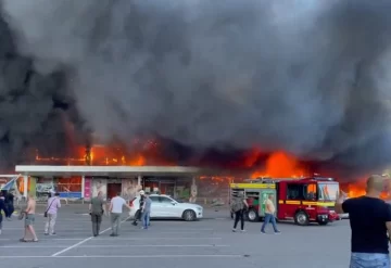 Misil ruso impactó en centro comercial de Ucrania: al menos 11 muertos y decenas de heridos