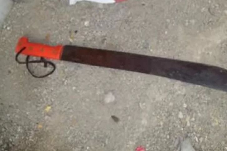 Un joven fue atacado con un machete en un intento de robo