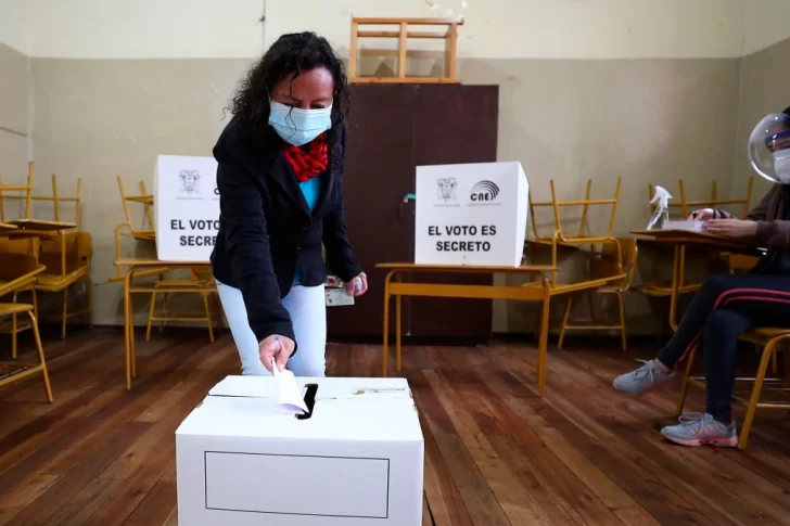 Ecuador: ambos candidatos se declaran ganadores y crece la tensión