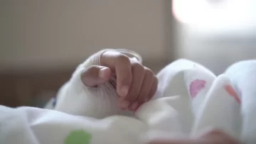 Un bebé de 3 años terminó con su mano quemada por una descarga eléctrica