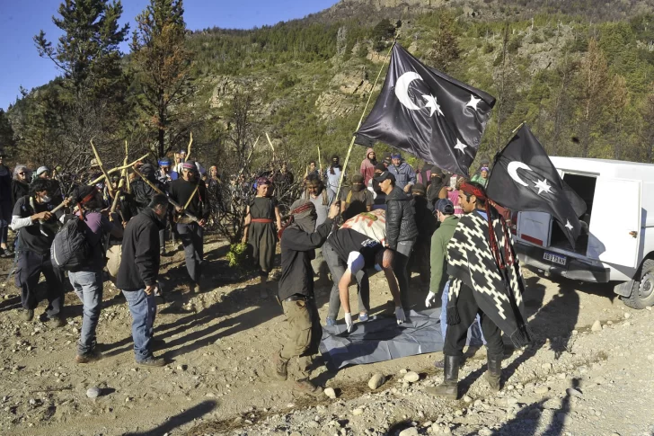 La madre y el hermano retiraron el cuerpo del joven mapuche asesinado en Cuesta del Ternero