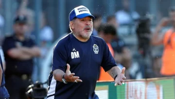 “A Maradona le costaba pararse, caminar y coordinar”, dijo su preparador físico