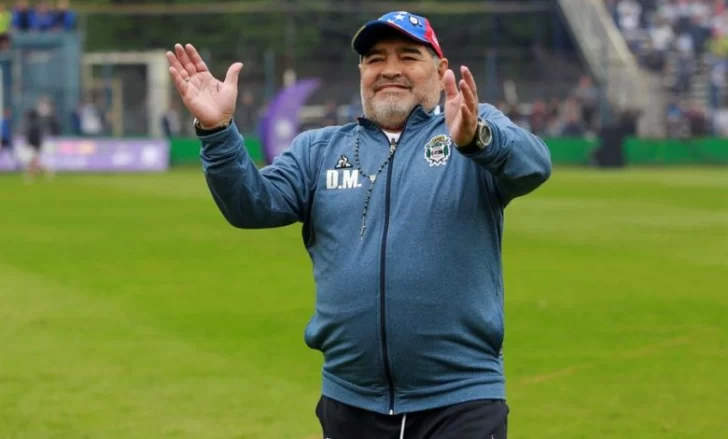 El chat de los enfermeros de Maradona: vómitos, caída y un alerta por “lo legal”