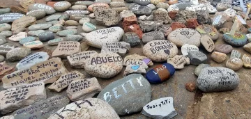 Guardarán las piedras de la marcha y construirá un espacio para recordar a los fallecidos de Covid-19