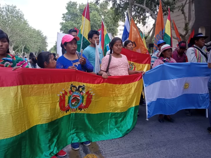 La comunidad boliviana de San Juan marchó a favor de Evo y contra el “golpe de Estado”