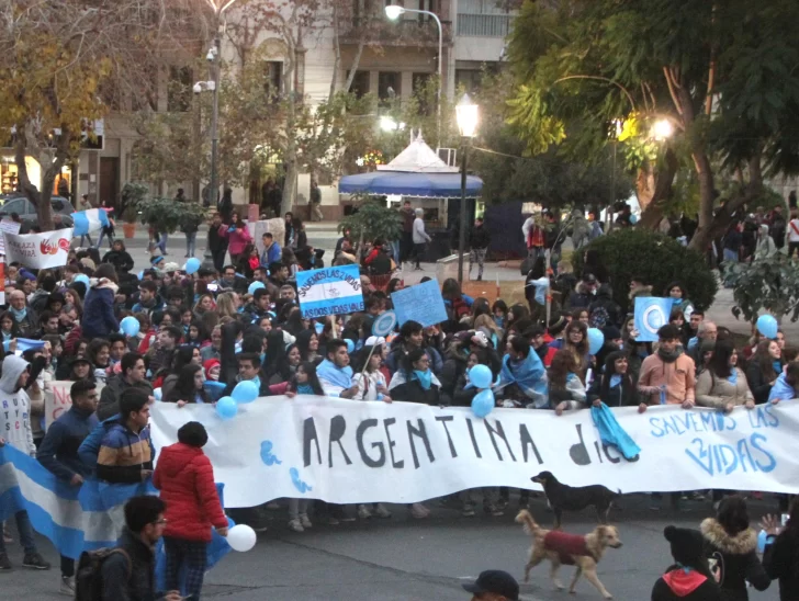 Los sanjuaninos les marcan la cancha a los legisladores: el 79% pide que voten contra el aborto