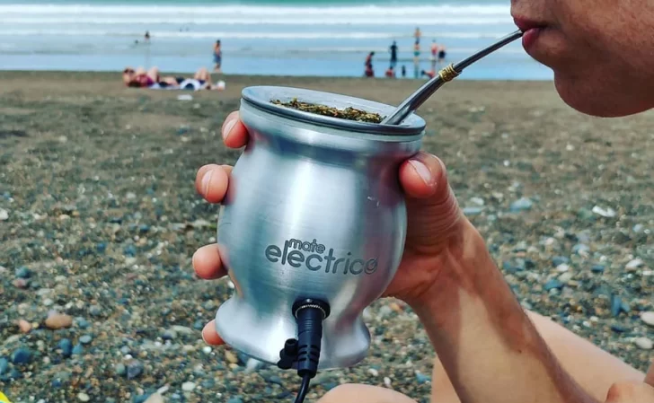 Un argentino creó un mate electrónico para que la yerba no se lave