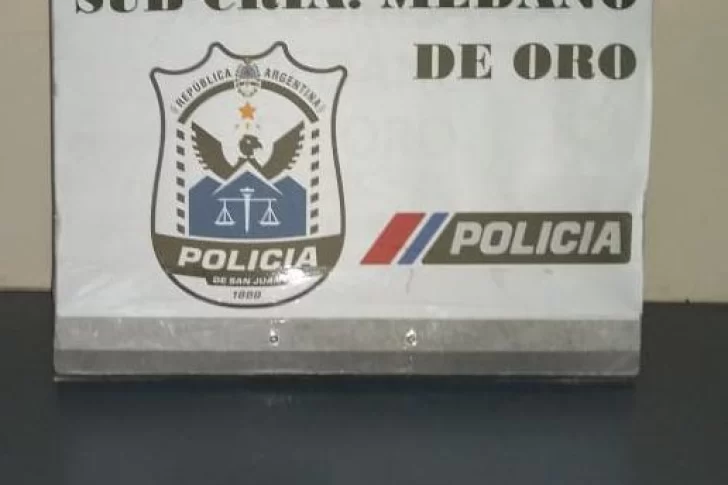 Pescan a menores robando libros de una escuela del Médano