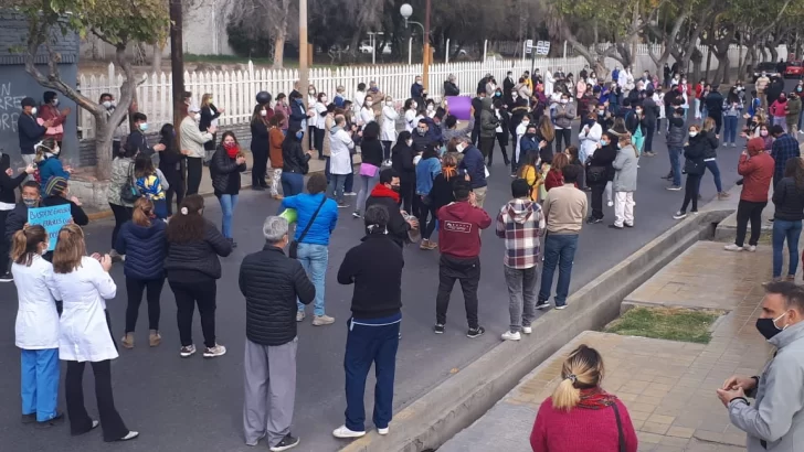 Protesta de empleados en el Rawson por la reincorporación de los médicos echados