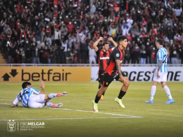 Melgar goleó a Racing y le arrebató la punta